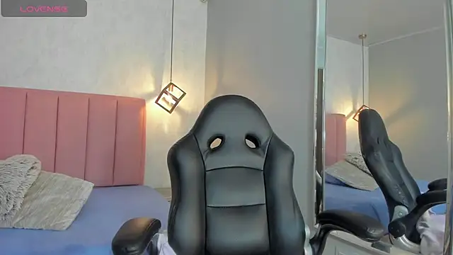 SUNNYCYRUS online show from September 2025 12:38:02 PM