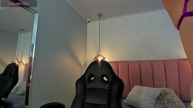 SUNNYCYRUS online show from September 2025 12:29:01 PM