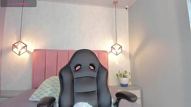 SUNNYCYRUS online show from October 2025 12:30:02 PM