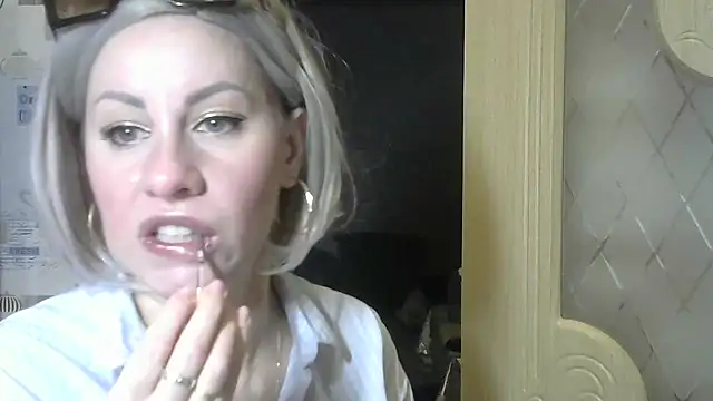 Snapshot of TherestlessKitty chatting on December 2024 06:04:01 AM TherestlessKitty online show from December 2024 06:04:01 AM