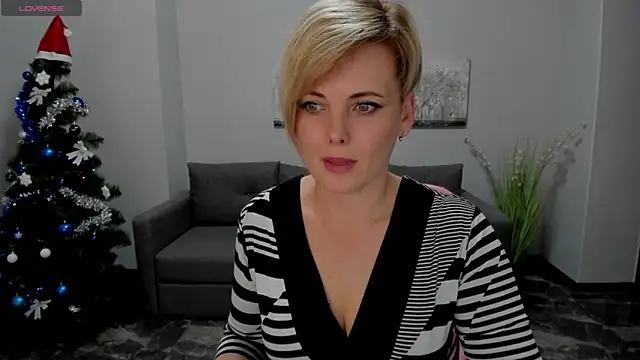 Julia Wilsone online show from December 2024 04:30:01 PM