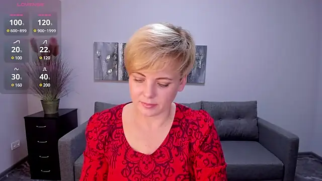 Julia Wilsone online show from January 2025 01:37:02 PM