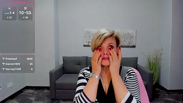 Julia Wilsone online show from March 2025 01:17:02 PM