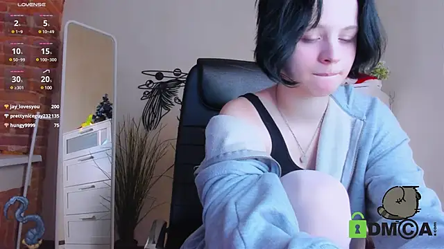 Snapshot of Alina_Mills chatting on December 2024 04:53:02 PM Alina Mills online show from December 2024 04:53:02 PM