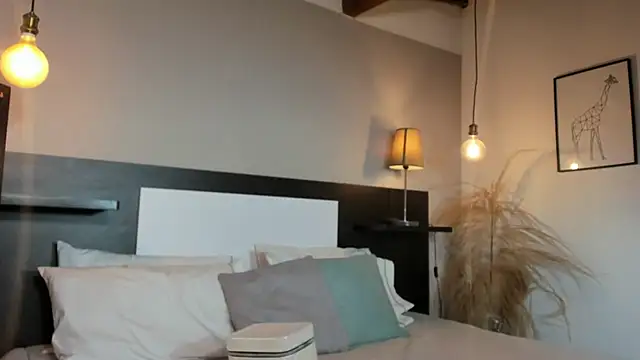 SaraaJhonsonn online show from April 2026 03:06:01 PM