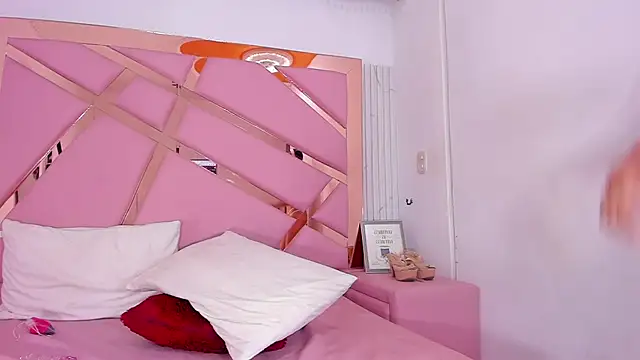 EmmyCruzZ online show from December 2024 04:01:02 AM