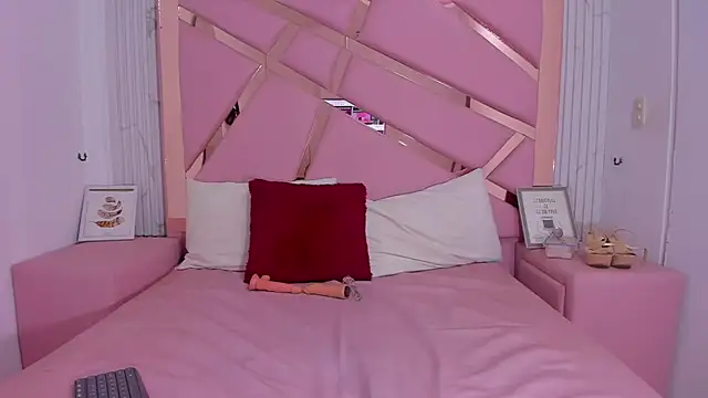 EmmyCruzZ online show from December 2024 04:33:02 AM