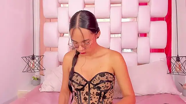 EmmyCruzZ online show from November 2025 07:05:02 PM