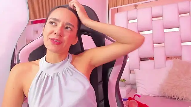 EmmyCruzZ online show from December 2025 07:41:02 PM