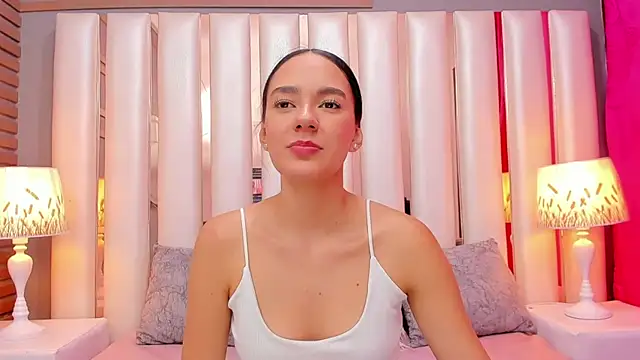 EmmyCruzZ online show from February 2026 07:21:01 PM