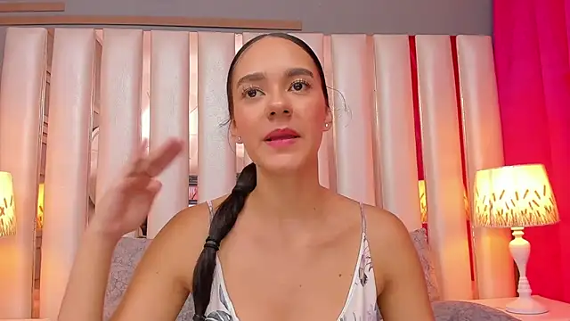 EmmyCruzZ online show from February 2026 07:26:02 PM