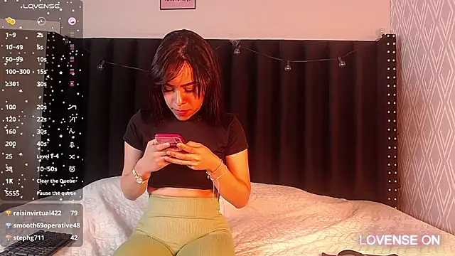 Snapshot of littleebluee chatting on January 2025 03:03:02 AM littleebluee online show from January 2025 03:03:02 AM