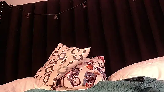 Snapshot of littleebluee chatting on January 2025 03:03:01 PM littleebluee online show from January 2025 03:03:01 PM