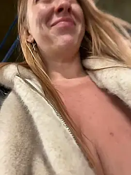 Snapshot of Sweet___Emily chatting on December 2024 10:24:02 PM Sweet Emily online show from December 2024 10:24:02 PM