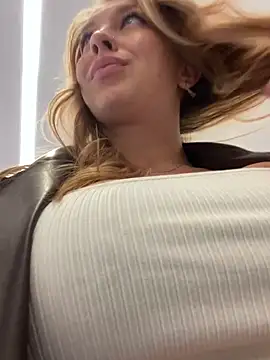 Snapshot of Sweet___Emily chatting on January 2025 01:47:01 PM Sweet Emily online show from January 2025 01:47:01 PM