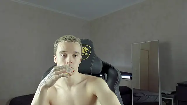 Snapshot of MasonWarholl chatting on December 2024 03:37:01 PM MasonWarholl online show from December 2024 03:37:01 PM