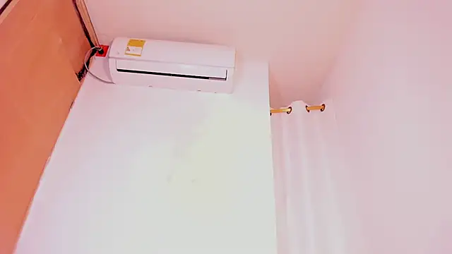 Snapshot of MiaKirshner chatting on September 2025 02:12:01 AM MiaKirshner online show from September 2025 02:12:01 AM