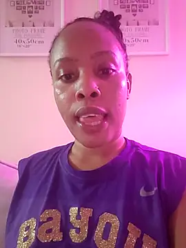 Snapshot of R-thequeen chatting on May 2026 11:12:03 PM R-thequeen online show from May 2026 11:12:03 PM