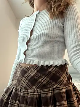 18petitewhitegirl online show from October 2025 12:25:01 AM