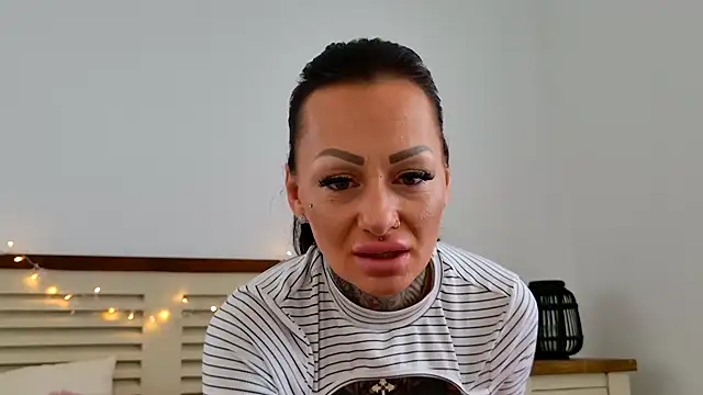 Mia-Roux online show from January 2026 08:41:01 AM