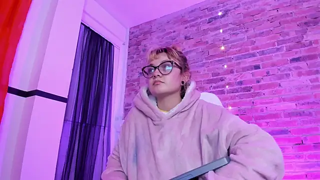 Snapshot of Sweet_Namii chatting on January 2025 09:05:01 AM Sweet Namii online show from January 2025 09:05:01 AM