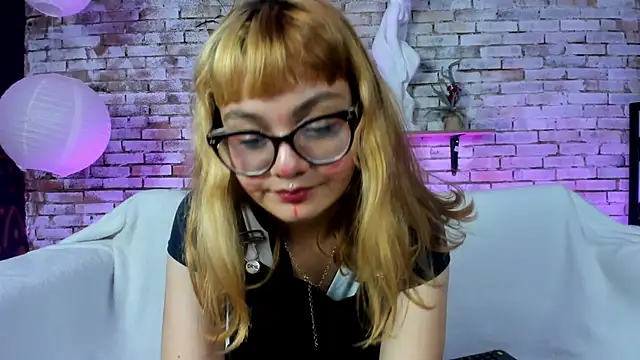 Snapshot of Sweet_Namii chatting on January 2025 02:33:01 AM Sweet Namii online show from January 2025 02:33:01 AM