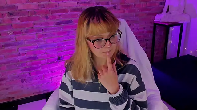 Snapshot of Sweet_Namii chatting on February 2025 02:42:01 AM Sweet Namii online show from February 2025 02:42:01 AM