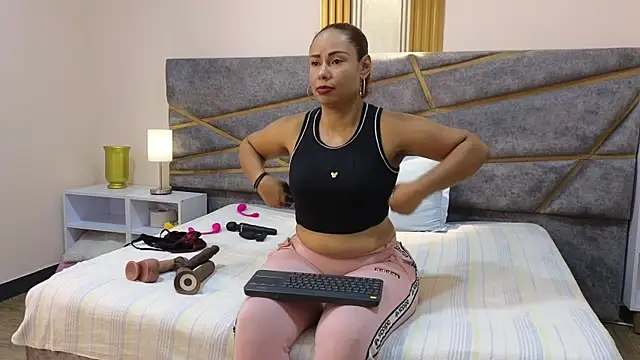 Julia Gomes online show from March 2025 07:26:02 PM