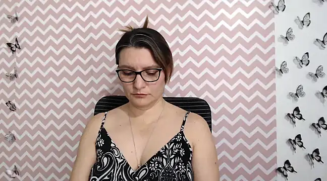 Amie Adams82  online show from February 2025 04:10:01 PM