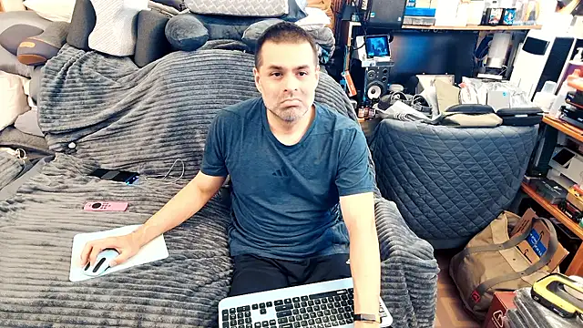 Snapshot of ClampMaster chatting on October 2025 01:52:02 AM ClampMaster online show from October 2025 01:52:02 AM