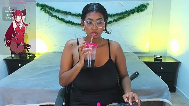 Snapshot of LAYLATAYLOR_ chatting on December 2024 06:04:02 PM LAYLATAYLOR online show from December 2024 06:04:02 PM