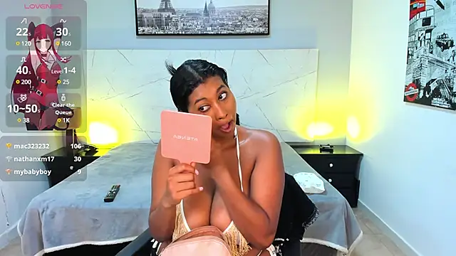 Snapshot of LAYLATAYLOR_ chatting on January 2025 12:24:01 AM LAYLATAYLOR online show from January 2025 12:24:01 AM