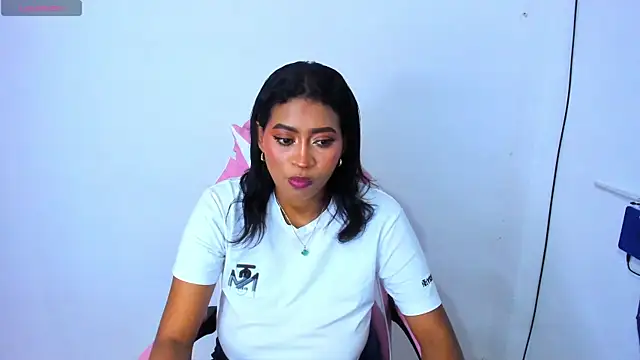 Snapshot of LAYLATAYLOR_ chatting on February 2025 05:24:01 AM LAYLATAYLOR online show from February 2025 05:24:01 AM