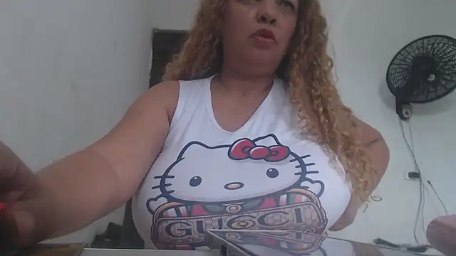Snapshot of BustyAmanda chatting on May 2026 02:35:01 PM BustyAmanda online show from May 2026 02:35:01 PM
