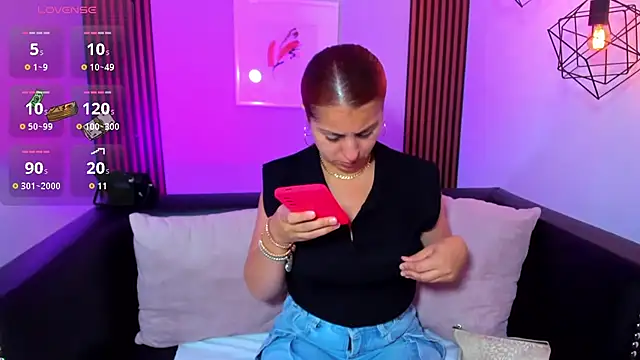 Nahiajhonson  online show from March 2026 12:44:02 PM