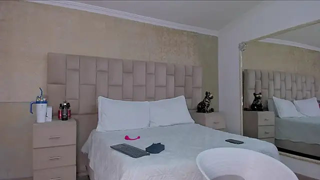 Snapshot of EmmaTorres_ chatting on January 2025 08:32:01 PM EmmaTorres online show from January 2025 08:32:01 PM