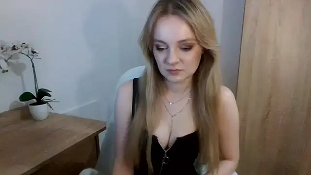 Snapshot of AlmaHoney chatting on January 2025 12:12:01 AM AlmaHoney online show from January 2025 12:12:01 AM