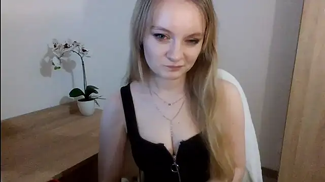 Snapshot of AlmaHoney chatting on February 2025 12:08:02 AM AlmaHoney online show from February 2025 12:08:02 AM