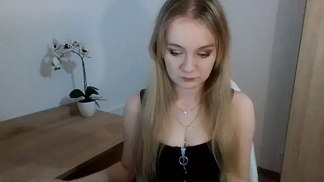 Snapshot of AlmaHoney chatting on February 2025 04:08:01 PM AlmaHoney online show from February 2025 04:08:01 PM