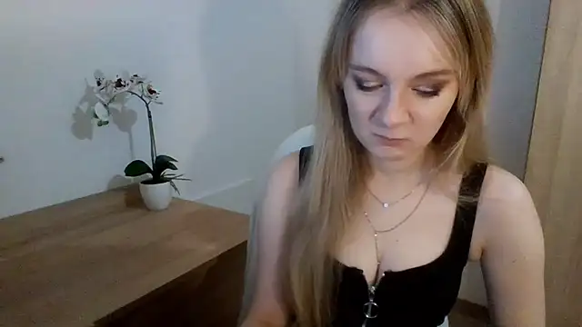 Snapshot of AlmaHoney chatting on February 2025 07:11:01 PM AlmaHoney online show from February 2025 07:11:01 PM