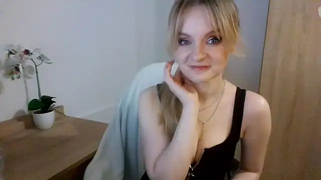 Snapshot of AlmaHoney chatting on March 2025 12:15:01 AM AlmaHoney online show from March 2025 12:15:01 AM