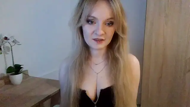 Snapshot of AlmaHoney chatting on March 2025 09:05:02 PM AlmaHoney online show from March 2025 09:05:02 PM