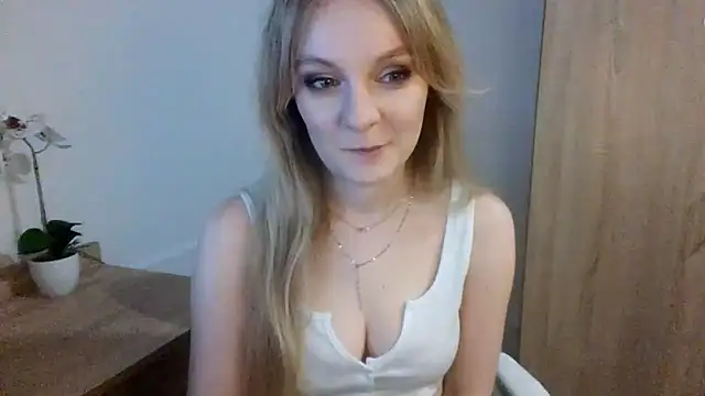 Snapshot of AlmaHoney chatting on March 2025 07:15:01 PM AlmaHoney online show from March 2025 07:15:01 PM