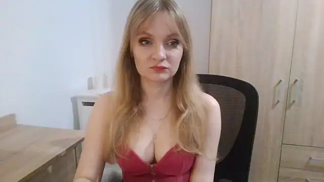 Snapshot of AlmaHoney chatting on October 2025 08:31:02 PM AlmaHoney online show from October 2025 08:31:02 PM