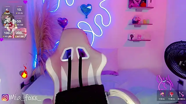 Mia foxx  online show from February 2025 09:07:02 PM