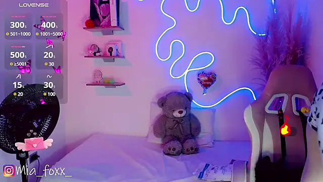 Mia foxx  online show from March 2025 09:03:01 PM