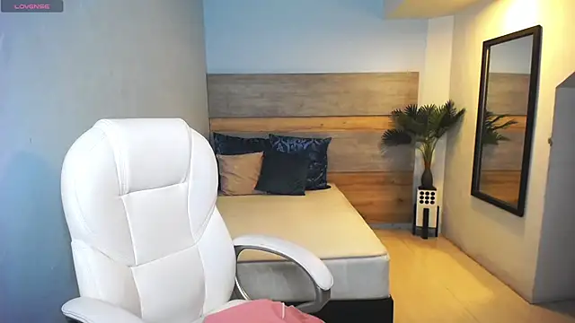 liseth fox online show from January 2025 01:42:01 AM