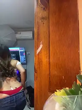 Snapshot of Emma-Conti chatting on January 2025 01:07:01 PM Emma-Conti online show from January 2025 01:07:01 PM