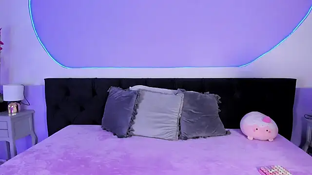 Julieta Cortes   online show from October 2025 12:15:02 PM