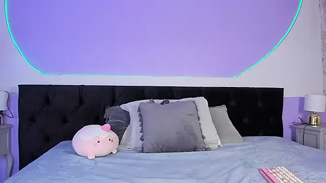 Julieta Cortes   online show from October 2025 12:17:02 PM